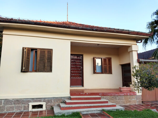 Casa térrea em amplo pátio no Guarujá